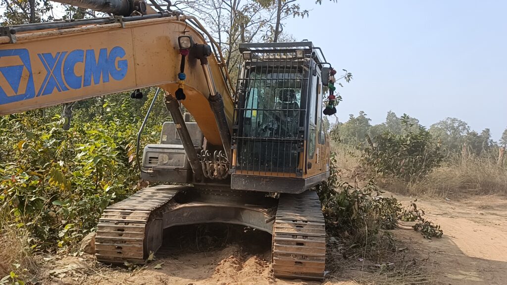 बोरों जंगल में कोयला खुदाई कर रहें मशीन पर वन विभाग कर रही राजसात की कार्यवाही... 2 1001799407