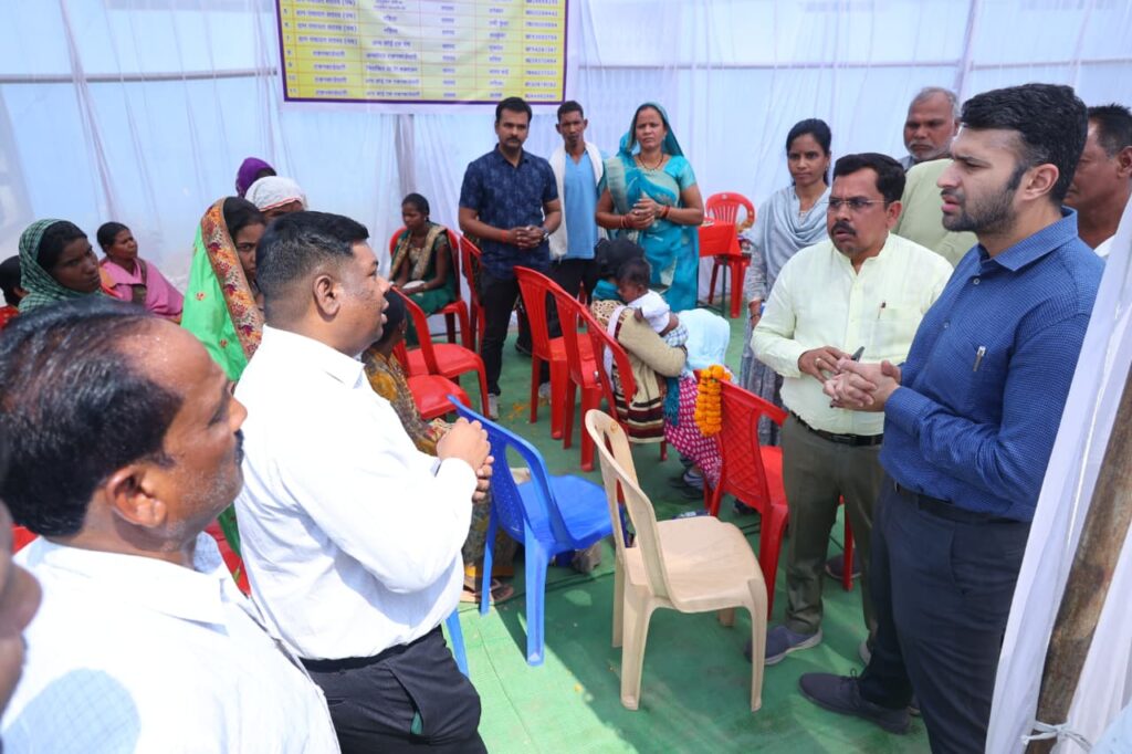 कलेक्टर नें धरमजयगढ़ के शासकीय उचित मूल्य दुकान का किया निरीक्षण,दिए आदेश 2 1001926375