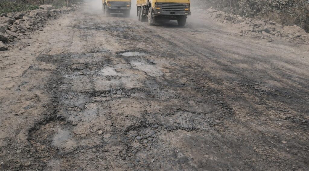 छाल-खरसिया मुख्य मार्ग 22 करोड़ रूपये से बनेगा,, हाटी–पुरुंगा तक बनेगी मुरूम सड़क 2 1001932193