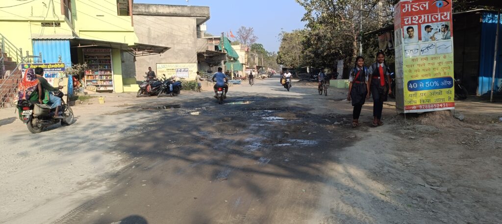 धरमजयगढ़ में गड्ढों से परेशान स्कूली बच्चे,नेताओं के दौरे में चमकती सड़क,नगर पंचायत धरमजयगढ़ पर उठे सवाल, कब सुधरेगी गौरव पथ सड़क? 3 1001961566
