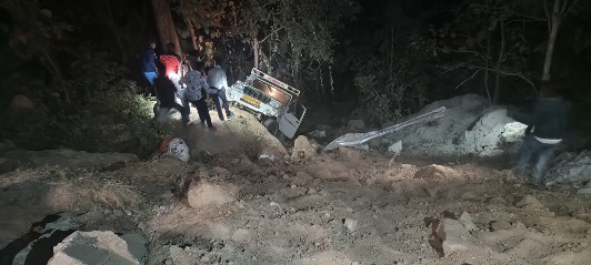 कापू–धरमजयगढ़ मुख्य मार्ग पर भीषण सड़क हादसा। मडवाताल घाट में वाहन दुर्घटनाग्रस्त, दर्जन भर लोग घायल — तीन की हालत गंभीर 1 1001963816