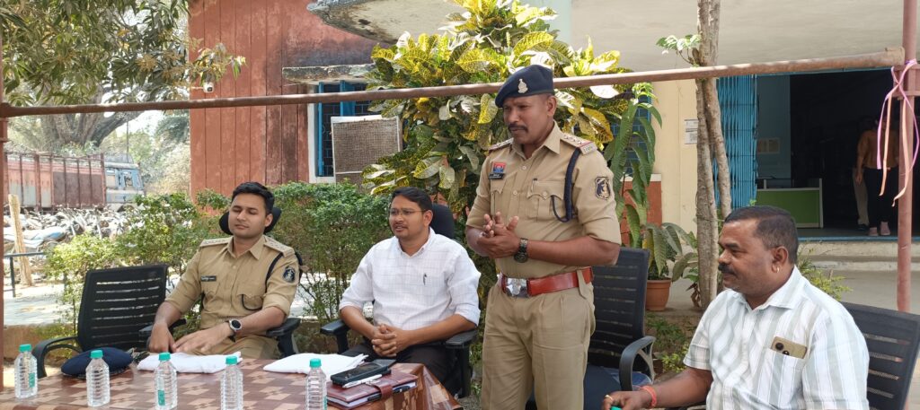 होली को लेकर धरमजयगढ़ थाना में बैठक, चप्पे चप्पे पर रहेगी पुलिस की पैनी नज़र। 2 1001974638