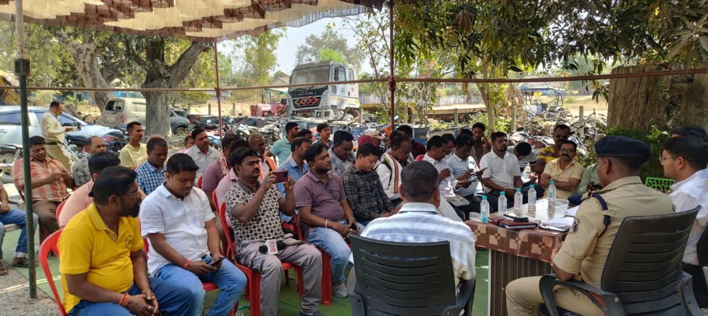 होली को लेकर धरमजयगढ़ थाना में बैठक, चप्पे चप्पे पर रहेगी पुलिस की पैनी नज़र। 3 1001974639