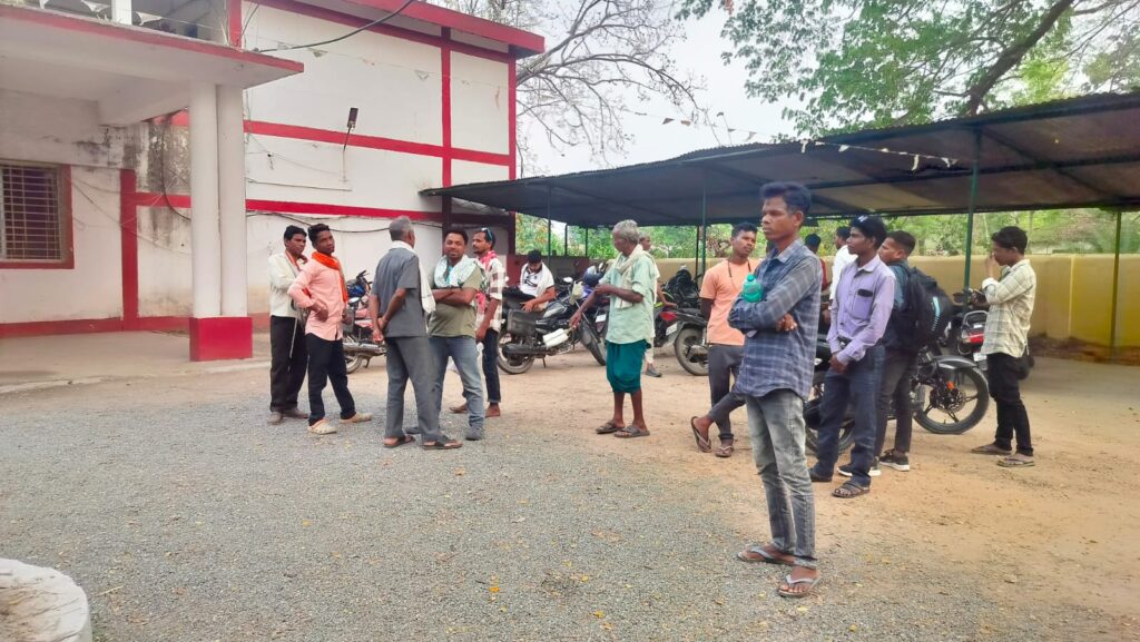 अंबुजा सीमेंट्स के कोल ब्लॉक के लिए वन भूमि परिवर्तन पर ग्रामीणों ने जताई कड़ी आपत्ति 5 1000523161