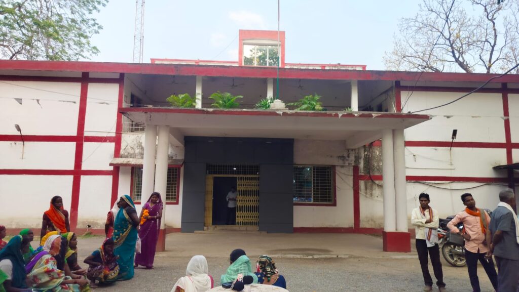 अंबुजा सीमेंट्स के कोल ब्लॉक के लिए वन भूमि परिवर्तन पर ग्रामीणों ने जताई कड़ी आपत्ति 2 1000523164