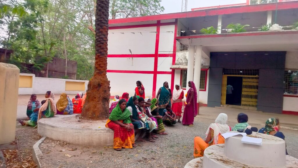 अंबुजा सीमेंट्स के कोल ब्लॉक के लिए वन भूमि परिवर्तन पर ग्रामीणों ने जताई कड़ी आपत्ति 4 1000523166