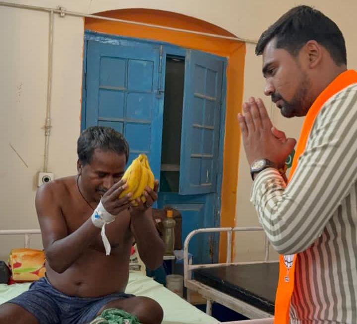 समय अग्रवाल एवं साथियों ने किया रक्तदान, मरीजों को बांटे फल 3 1000531297