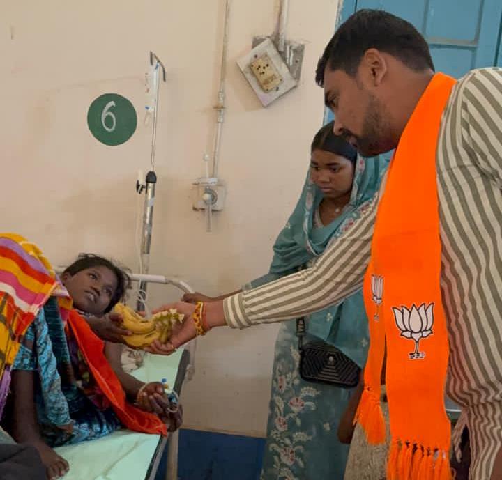 समय अग्रवाल एवं साथियों ने किया रक्तदान, मरीजों को बांटे फल 2 1000531304