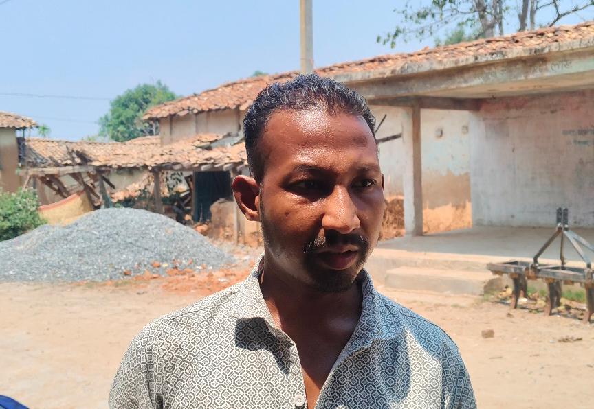 धरमजयगढ़: कोयलार पंचायत में सरकारी योजनाओं में बड़ा खेल, रोजगार सहायक पर गबन का आरोप 3 1000534510