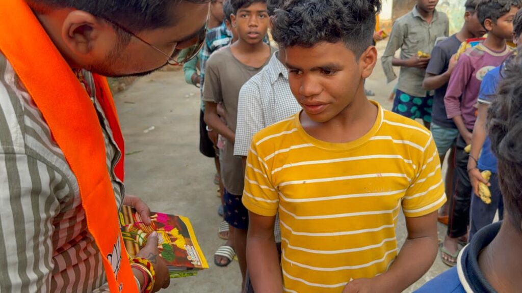 बिरहोर आश्रम में बच्चों को युवा मंडल अध्यक्ष ने बांटी पेन-कॉपी किताबें और फल, बच्चों से मुलाक़ात कर पूछा समस्या 2 1002233319