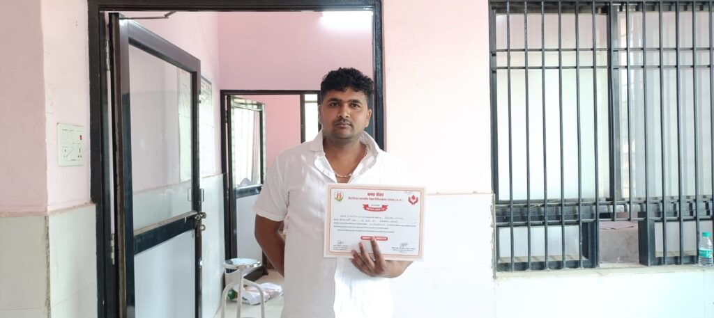 समाजसेवी रोशन कुमार ने पहली बार किया रक्तदान, मानवता की सेवा का लिया संकल्प 2 1002242225