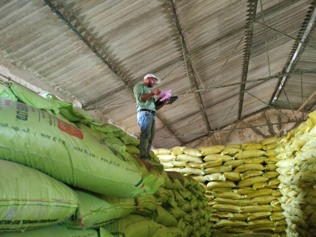 धरमजयगढ़ में उर्वरक दुकानों पर प्रशासन सख्त, कई दुकानों पर कार्यवाही 2 1002247863