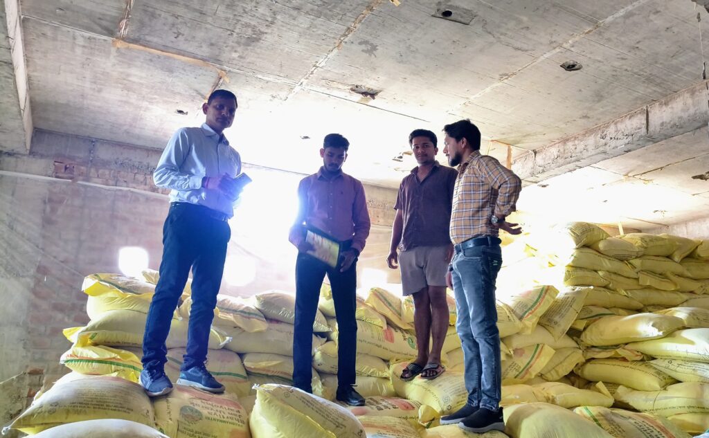 धरमजयगढ़ में उर्वरक दुकानों पर प्रशासन सख्त, कई दुकानों पर कार्यवाही 3 1002247934