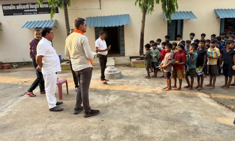 बिरहोर आश्रम में बच्चों को युवा मंडल अध्यक्ष ने बांटी पेन-कॉपी किताबें और फल, बच्चों से मुलाक़ात कर पूछा समस्या 1 IMG 20260406 WA0027