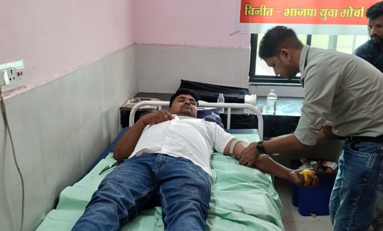 समाजसेवी रोशन कुमार ने पहली बार किया रक्तदान, मानवता की सेवा का लिया संकल्प 1 IMG 20260407 WA0015