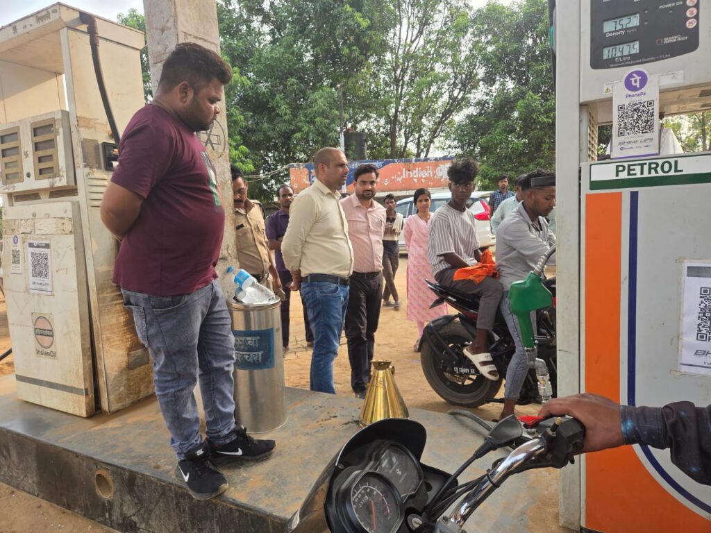 हाटी में सीसीटीवी रिकॉर्डिंग, बिक्री रिकार्ड जैसी चीजों पर लापरवाही को लेकर डीज़ल नोजल सील, कलेक्टर को हुई थी ड्रम में तेल बिक्री की शिकायत..... 2 1002543089