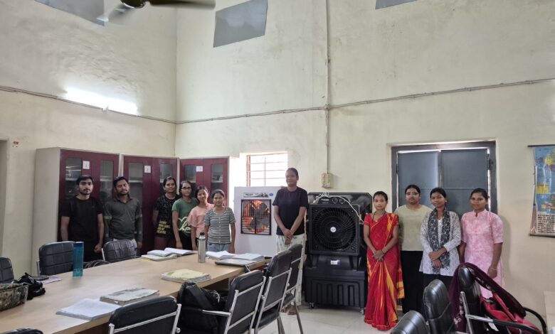 धरमजयगढ़ लाइब्रेरी में छात्रों को मिली राहत, पार्षद जानू सिंदर और सीएमओ भारत लाल साहू ने दिए दो कुलर 1 IMG 20260520 WA0005