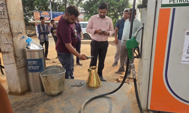 हाटी में सीसीटीवी रिकॉर्डिंग, बिक्री रिकार्ड जैसी चीजों पर लापरवाही को लेकर डीज़ल नोजल सील, कलेक्टर को हुई थी ड्रम में तेल बिक्री की शिकायत..... 1 IMG 20260520 WA0009