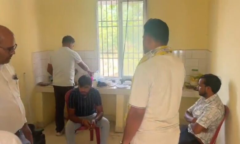 रिश्वत लेते रंगे हाथ छाल तहसील का बाबू (60 हजार) गिरफ्तार, नाम सुधार के नाम पर मांगे थे 1 लाख रुपए 1 IMG 20260529 WA0029