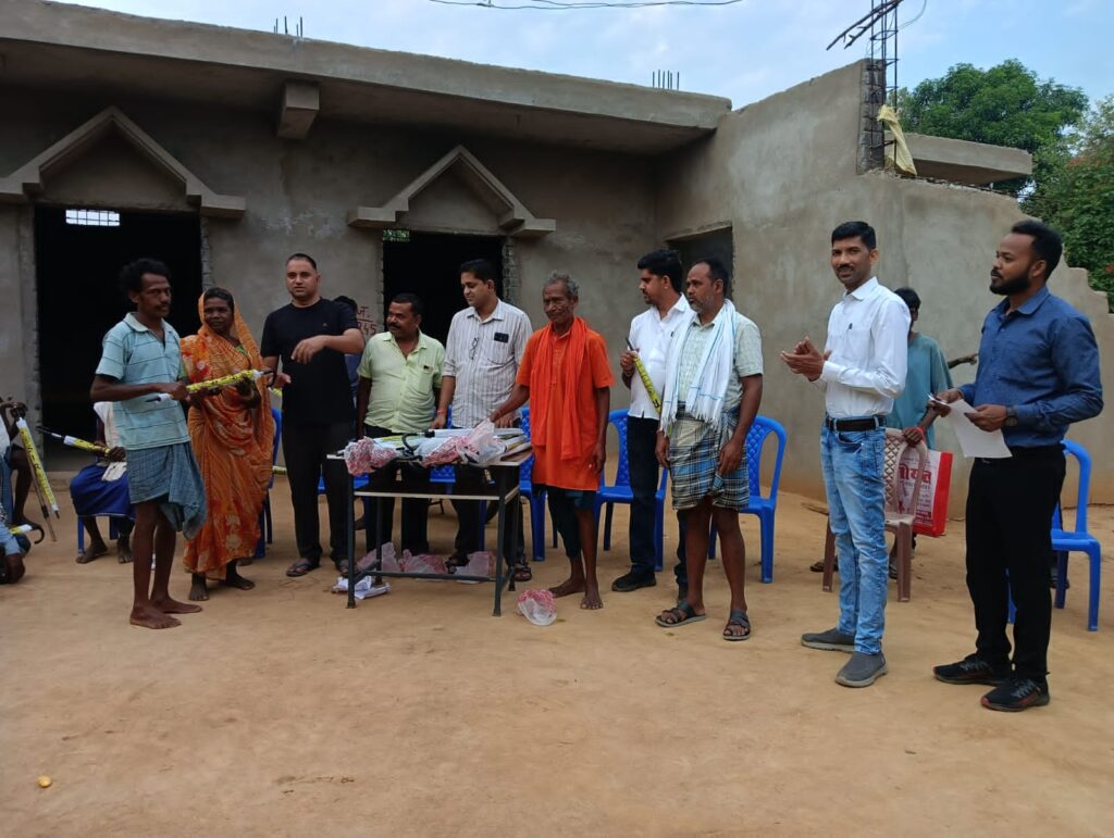 खलबोरा में बिरहोर परिवारों को छाता वितरण, जनसेवा का दिया संदेश 2 1000599825