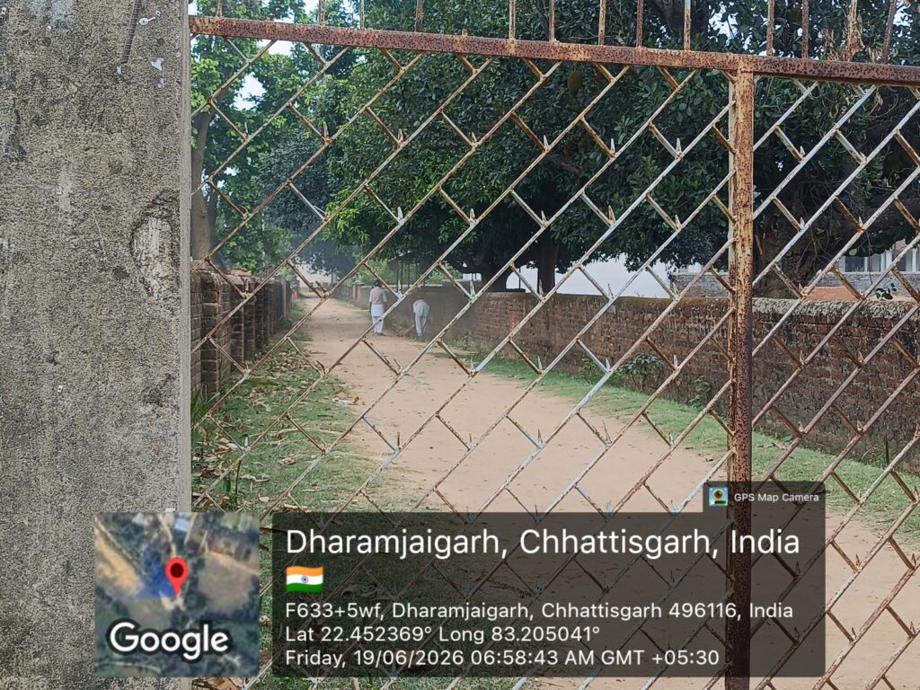 नींद से जागो बीईओ साहब, धरमजयगढ़ के उर्सुलाइन कन्या स्कूल में छात्राओं से सड़क पर लगवाया जा रहा झाड़ू... 2 1002774170