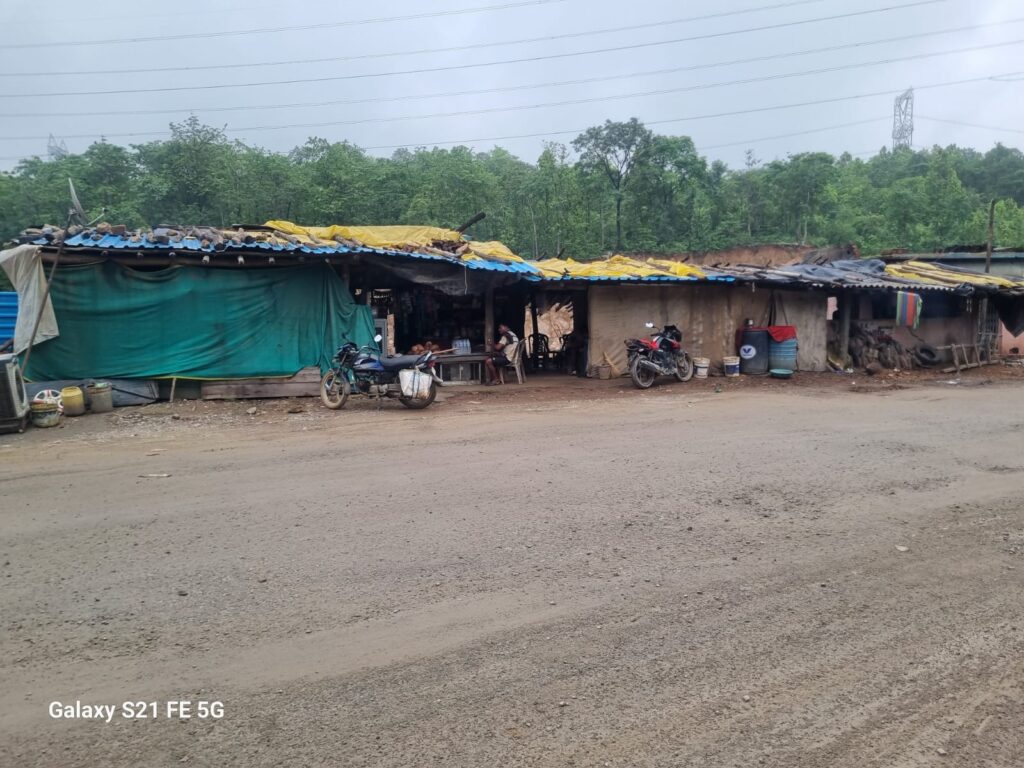 जर्जर मकान का लाखों का मुआवजा मिलने के बाद भी नहीं छोड़ा घर, पीछे खाई...बारिश में गिर सकता हैं खाई में मकान.... 4 1003020307