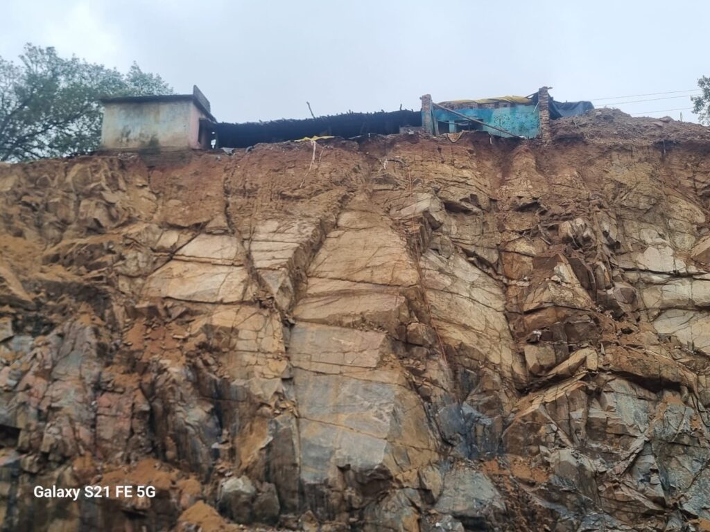 जर्जर मकान का लाखों का मुआवजा मिलने के बाद भी नहीं छोड़ा घर, पीछे खाई...बारिश में गिर सकता हैं खाई में मकान.... 3 1003020319