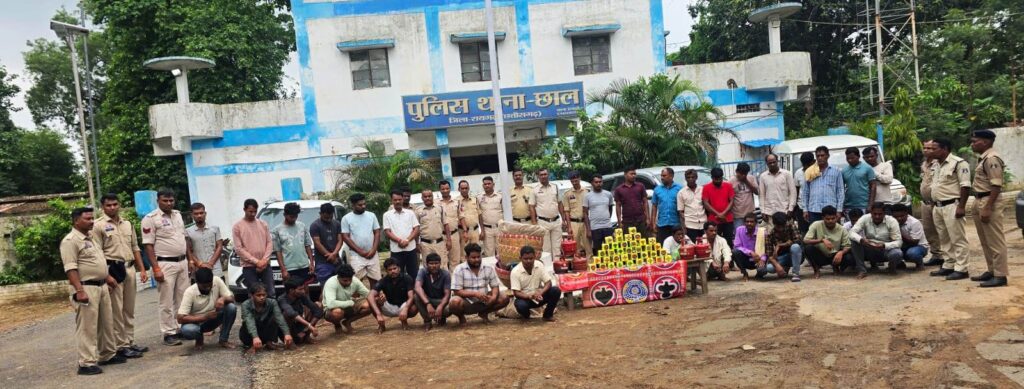 एक बस में भरकर 33 जुआरियों को पुलिस लाई कोर्ट, धरमजयगढ़ में देखने उमड़ी भीड़ 2 1003028954