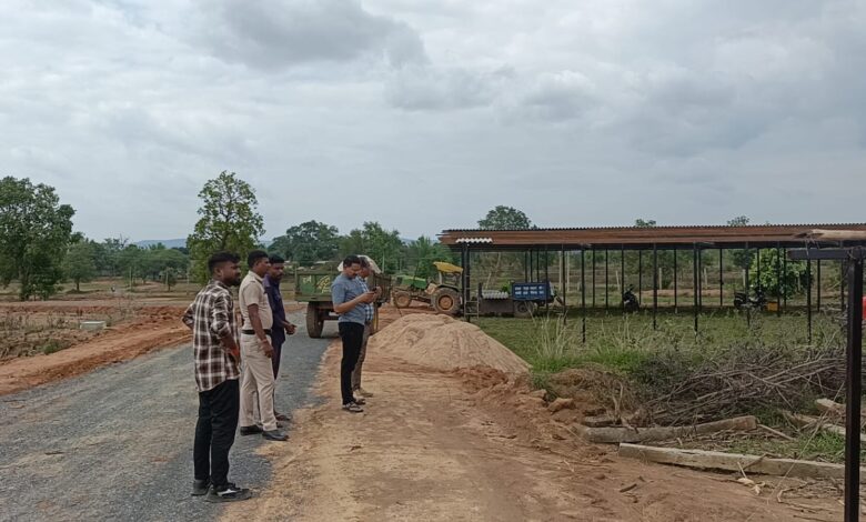 धरमजयगढ़ के Secl प्रभावित क्षेत्र में शेड निर्माण कार्य का तहसीलदार हितेश साहू ने किया निरीक्षण.... 1 IMG 20260704 WA0013