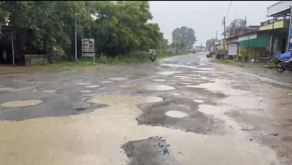 धर्मजयगढ़ में सड़क बनी मुसीबत: गड्ढों से भरे मार्ग पर रोज दांव पर लग रही लोगों की जान 2 1000682600