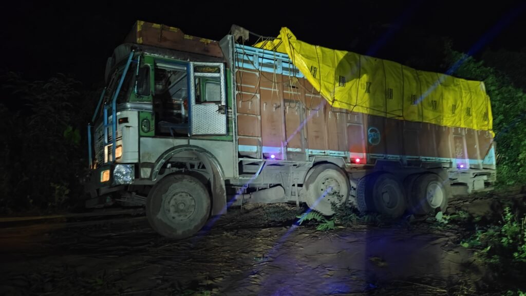 धरमजयगढ़ में घेराबंदी कर मवेशी से भरा ट्रक पुलिस ने पकड़ा ट्रक-बाइक छोड़ अंधेरे में फरार हुए तस्कर 2 1000690054
