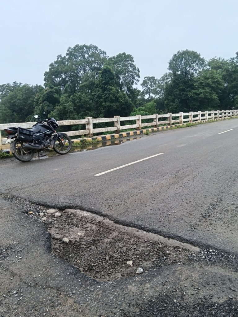धर्मजयगढ़ नीचेपरा के नदी पुल पर बड़ा गड्ढा, हादसे का इंतजार; जिम्मेदार कौन? 2 1000695080