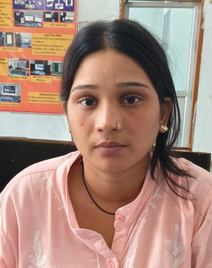 चेहरा मासूम, बैग में बड़ा राज! महिला के बैग से निकला 4 किलो गांजा 2 1000705824