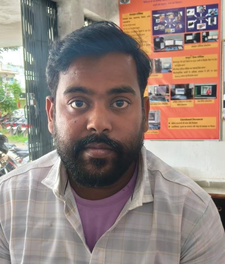 चेहरा मासूम, बैग में बड़ा राज! महिला के बैग से निकला 4 किलो गांजा 3 1000705827