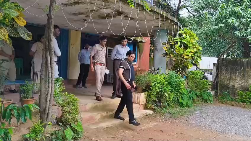 धरमजयगढ़ थाने में अचानक पहुंचे SSP शशिमोहन सिंह, व्यवस्थाओं का लिया जायजा; कार्यप्रणाली से दिखे संतुष्ट 2 1003400707