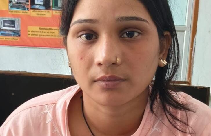 चेहरा मासूम, बैग में बड़ा राज! महिला के बैग से निकला 4 किलो गांजा 1 IMG 20260822 WA0000