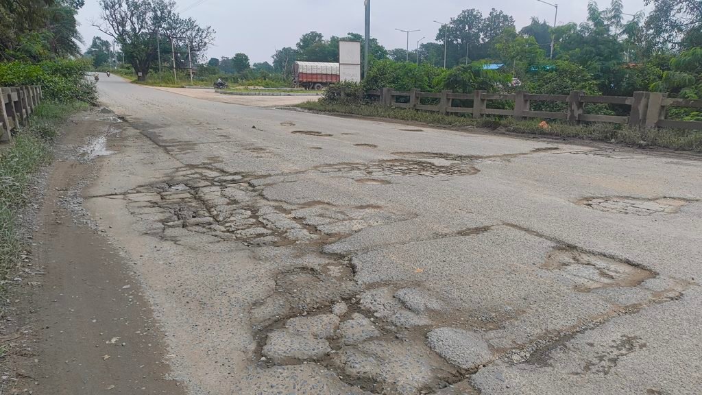 हादसा हुआ तो कौन होगा जिम्मेदार? ढाँगरनाला पुल की जर्जर सड़क पर सिस्टम की चुप्पी, आखिर जिम्मेदारी से क्यों भाग रहे जिम्मेदार? 2 1000726588