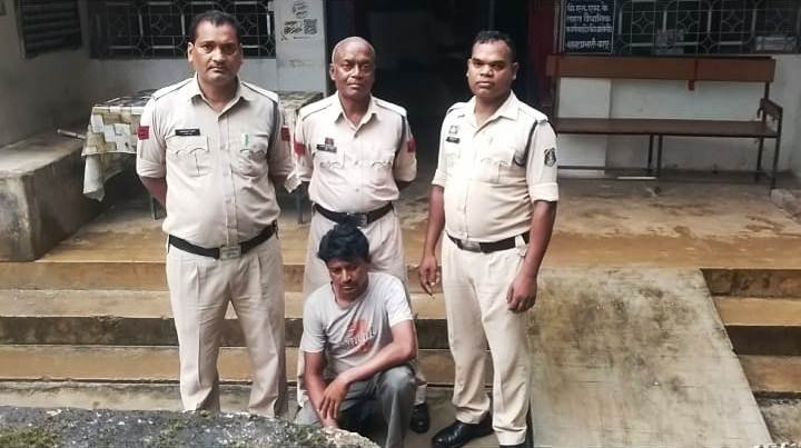 शासकीय भूमि के फर्जी अंतरण मामले में पटवारी के बाद रजिस्ट्री गवाह को कापू पुलिस ने गिरफ्तार कर रिमांड पर भेजा 2 1000756575