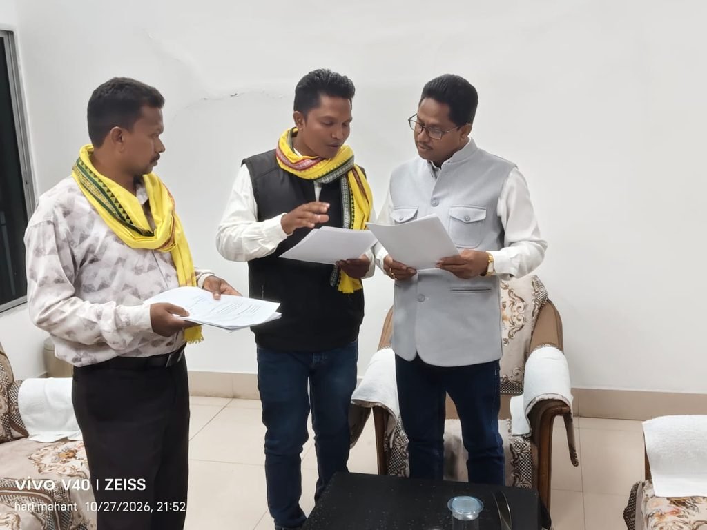 आदिवासियों के विकास, शिक्षा और संस्कृति संरक्षण को लेकर अजजा आयोग के शीर्ष नेतृत्व से मिले धरमजयगढ़ के समाज प्रमुख 2 1000809163