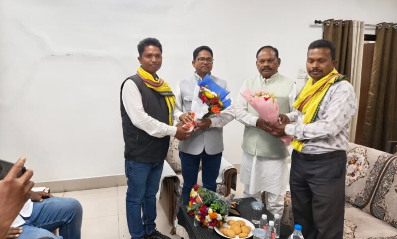 आदिवासियों के विकास, शिक्षा और संस्कृति संरक्षण को लेकर अजजा आयोग के शीर्ष नेतृत्व से मिले धरमजयगढ़ के समाज प्रमुख 1 IMG 20261028 WA0010